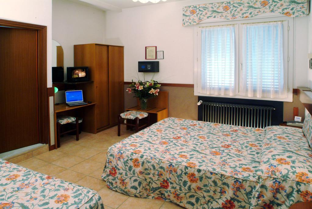 Hotel Roma Marghera Oda fotoğraf